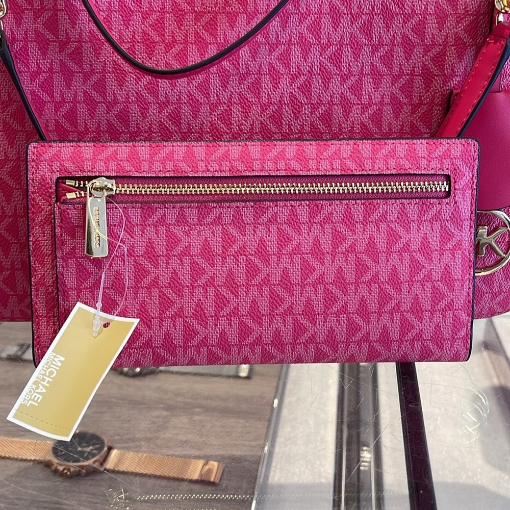 MICHAEL KORS
Reed Large Snap Signature Wallet
Electric Pink 
NWT - Picture 7 of 16